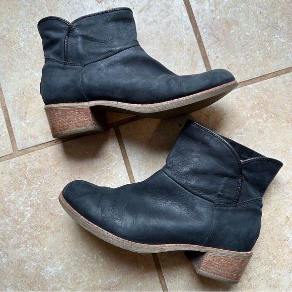 Ugg darling black booties size 8 low heel casual boot cozy comfortable date - Picture 1 of 8